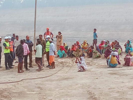 भारी ब्लास्टिंग से घरों में दरारें