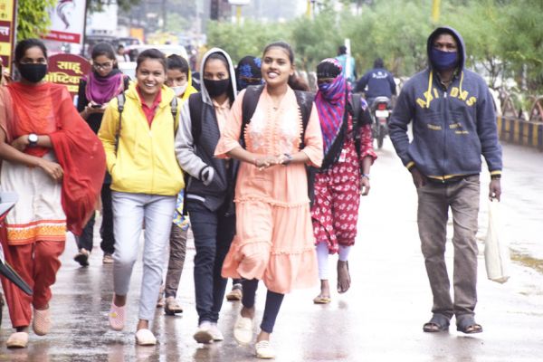बेमौसम बारिश से गिरा तापमान
