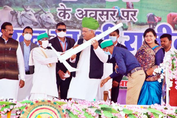 हॉफ पैंट, काला टोपी पहनकर चलने वालों के हिटलर और मुसोलिनी आदर्श है, ये गांधी को क्या मानेंगे- सीएम