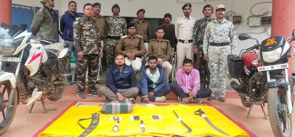 नक्सलियों का भय दिखाकर वसूली, 3 गिरफ्तार
