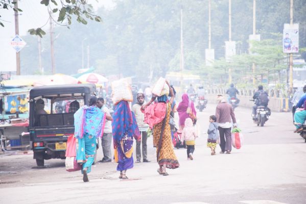 बारिश थमी, कोहरे और सर्द मौसम से ठिठुरन बढ़ी