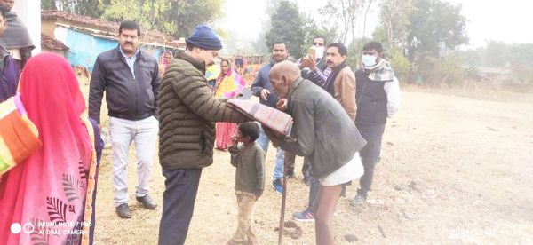 जरूरतमंदों को बांटे कंबल