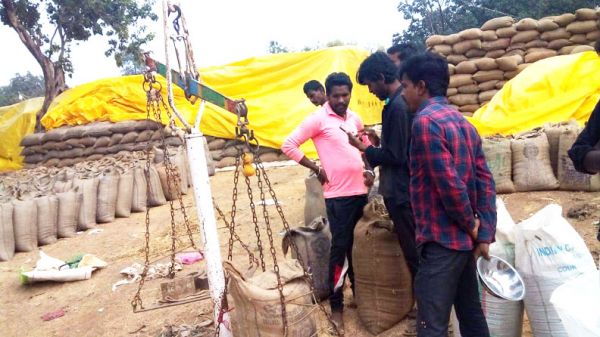 धान खरीदी केंद्र पिरदा में किसानों से लिया जा रहा अतिरिक्त धान, किसानों में नाराजगी