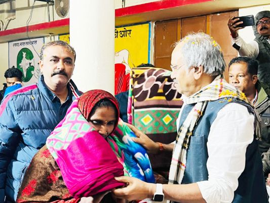 बृजमोहन ने बांटे कम्बल और गर्म कपड़े