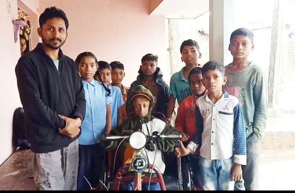मोटराइज्ड ट्राईसाईकल मिलने से शैलेंद्र के चेहरे पर आई मुस्कान