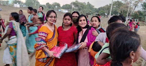 अभामा महिला ने बांटे कंबल, शाल व कपड़े