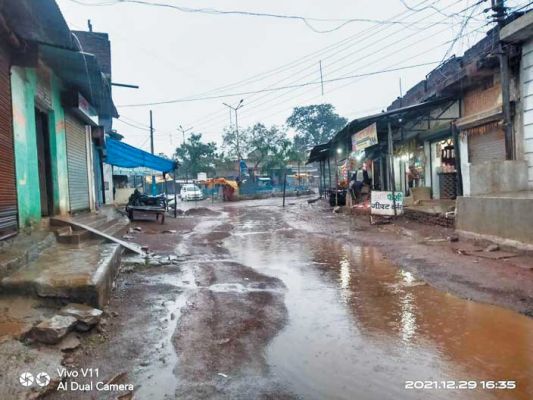 बेमौसम बारिस से जन-जीवन अस्त व्यस्त, लोग घरों में दुबके