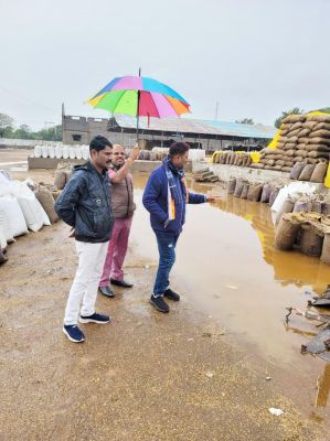 खरीदी केंद्र की स्थिति जानने पहुंचे विधायक