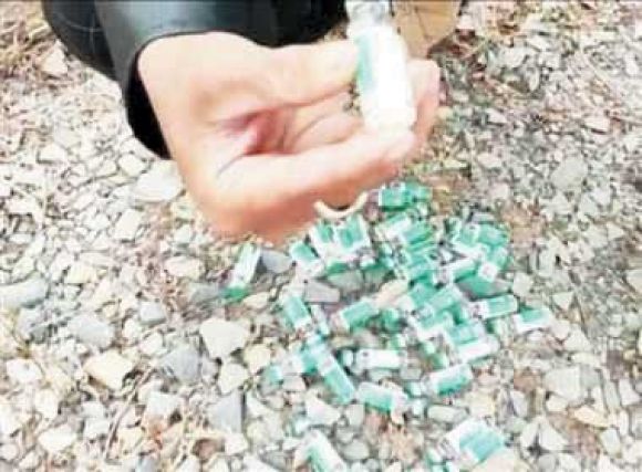 जंगल में बिखरा मिला कोविशील्ड, जांच में जुटी विभाग
