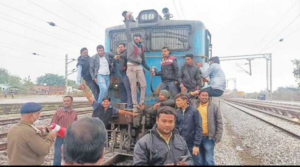 कोमाखान स्टेशन में लोकल व एक्सप्रेस ट्रेनों के स्टॉपेज की मांग को लेकर आंदोलन