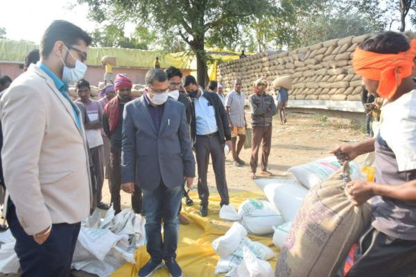 लापरवाही पर पटवारी को नोटिस, रकबा समर्पण में तेजी लाने के निर्देश