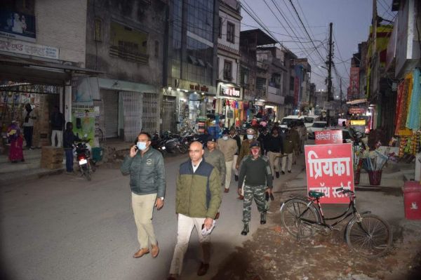 पुलिस ने शहर में किया फ्लैग मार्च