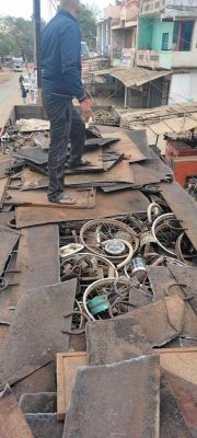 ओडिशा से लाखों के अवैध कबाड़ लेकर आ रहा ट्रक समेत चालक गिरफ्तार