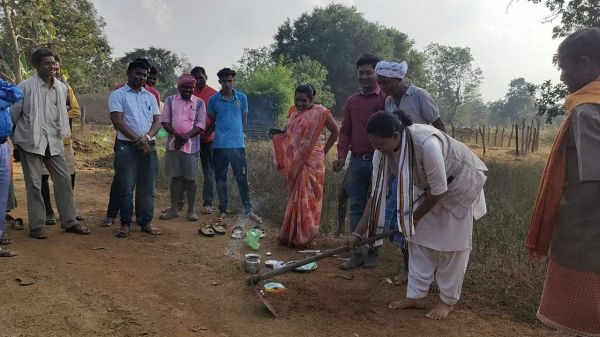 जिपं सदस्य नीना ने आंबा भवन का किया लोकार्पण, सडक़ का भूमिपूजन