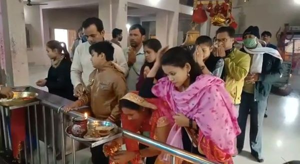 मंदिरों में टेका माथा और गार्डन-रेस्तरां रहे गुलजार
