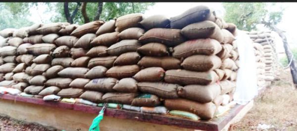 केराकछार धान खरीदी केंद्र में धान भीगा