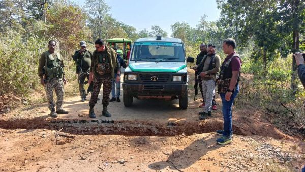 साल के पहले दिन नक्सलियों ने कई जगह काटी सडक़