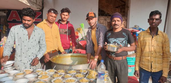 नये वर्ष पर हनुमान मंदिर में बांटे प्रसाद