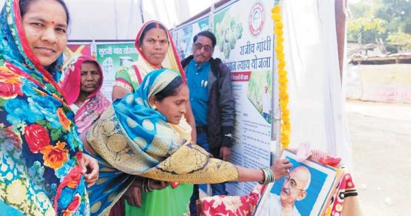 हाटबाजार में लगी फोटो प्रदर्शनी, ग्रामीणों ने जाहिर की खुशी