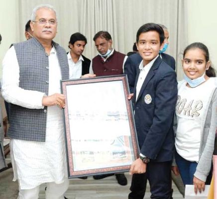   छात्र आदित्य चौरसिया की अक्षय ऊर्जा पर बनाई पेंटिंग राष्ट्रीय स्तर पर हुई चयनित-पुरस्कृत 