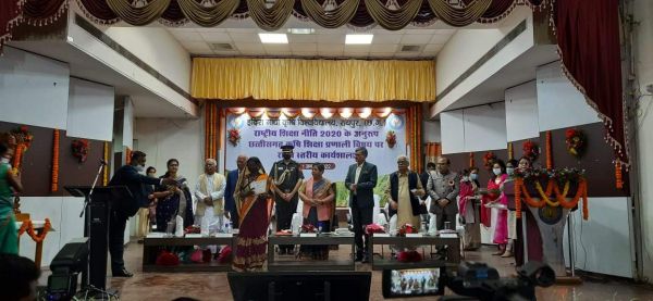 कोदो कुटकी प्रसंस्करण के महिला समूह राज्यपाल से सम्मानित