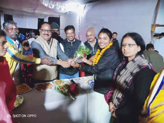 पंथी नर्तक दल के साथ पालो चढ़ाया
