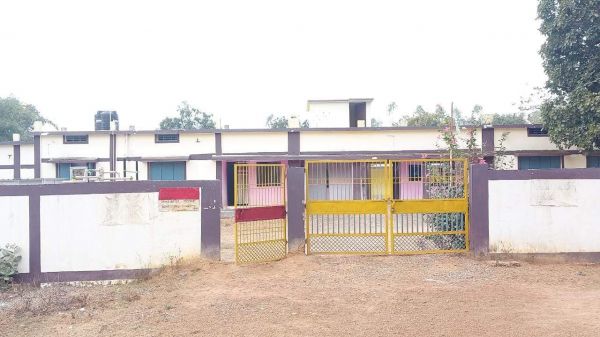 100 सीटर प्री मैट्रिक छात्रावास बंद, छात्राएं बाहर रहने मजबूर