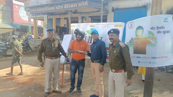 हेलमेट पहनने वालों को पुलिस ने दिया उपहार