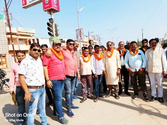नामांकन जमा करने जनपद कार्यालय पहुंच रहे लोग