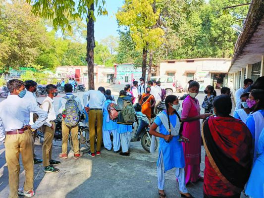 71 केंद्रो में उमड़ी किशोरों की भीड़