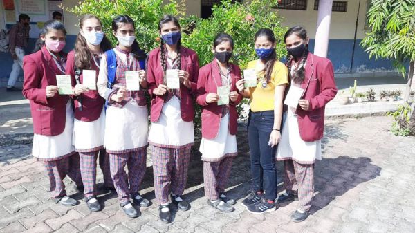 छात्रों में दिखा उत्साह, ले रहे सेल्फी