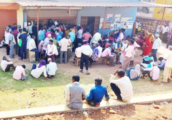 बैंकों में भीड़, सोशल डिस्टेंसिंग का पालन नहीं