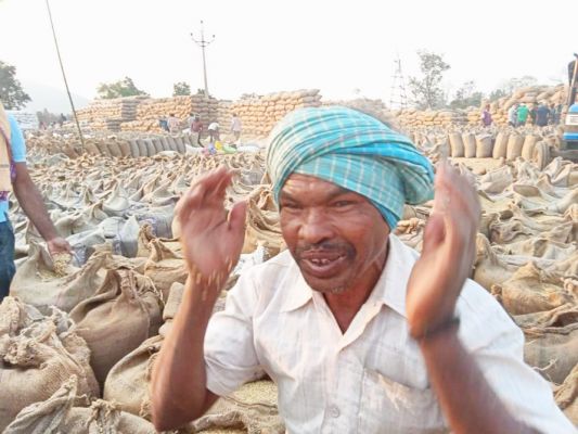 सोसायटियों में धान उठाव कछुआ चाल से  