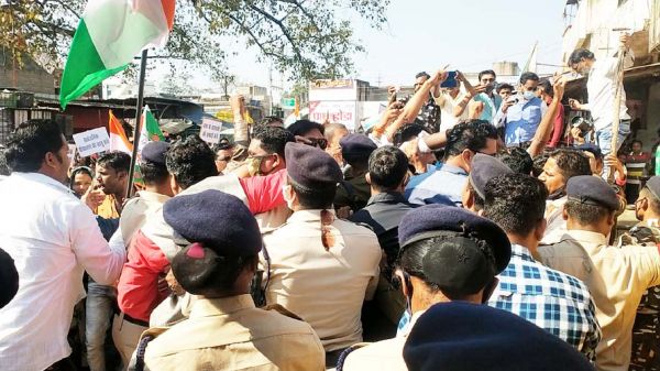 9 सूत्रीय मांगों को लेकर पालिका घेरा, पुलिस से झूमाझटकी
