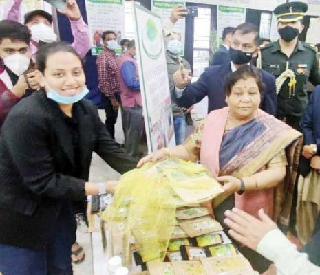 राज्यपाल को बस्तरिया हर्बल उत्पाद काली मिर्च और काला चावल भेंट