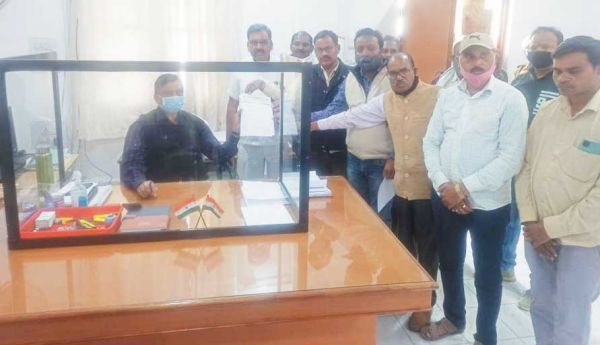रकबा शून्य दर्शाने के विरोध में सौंपा ज्ञापन