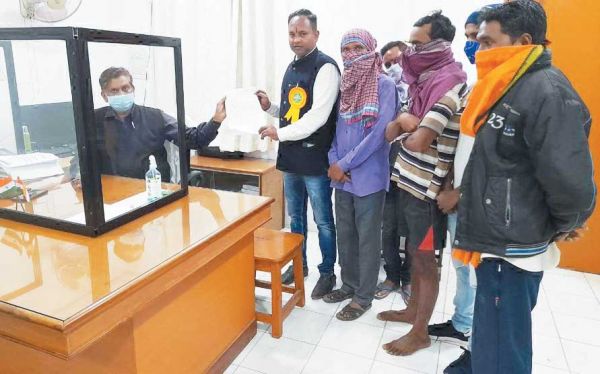 एफसीआई ठेकेदार की मनमानी के खिलाफ हमाल हुए लामबंद