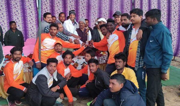 क्रिकेट टूर्नामेंट में ठाकुरपुर विजेता संसदीय सचिव के हाथों पुरस्कृत