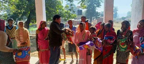 प्रदेश कांग्रेस सचिव ने बांटे कंबल