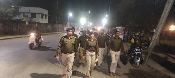पुलिस का पैदल मार्च
