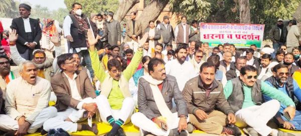 पर्ल व सहारा के निवेशकों को न्याय दिलाने धरने में शामिल हुए रेखचंद