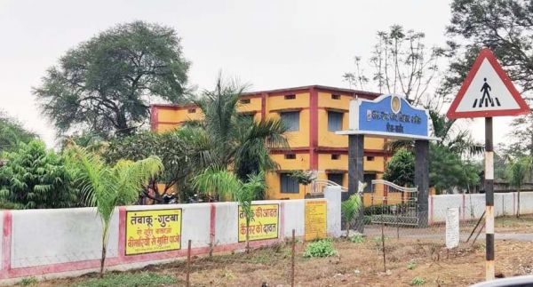 खड़सा में किसान के ब्यारे का दीवार तोडक़र घुसा टस्कर एमई 5  उत्पात मचाया, धान की ढेरी को नुकसान पहुंचाया