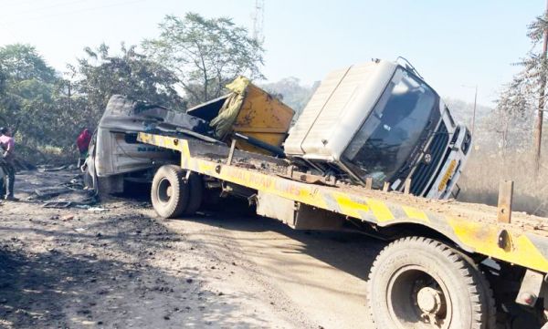 दो ट्रेलरों की भिडंत में चालक की मौत  