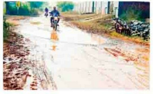 गिधौरी-टुंड्रा मार्ग जर्जर, आवाजाही में परेशानी