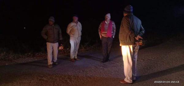 हाथी दल सडक़ पर, रामचंद्रपुर-सनावल मार्ग 12 घंटे रहा बंद, घरों को कराया खाली