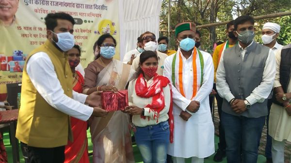 वैक्सीनधारी विद्यार्थियों को महापौर से मिला उपहार