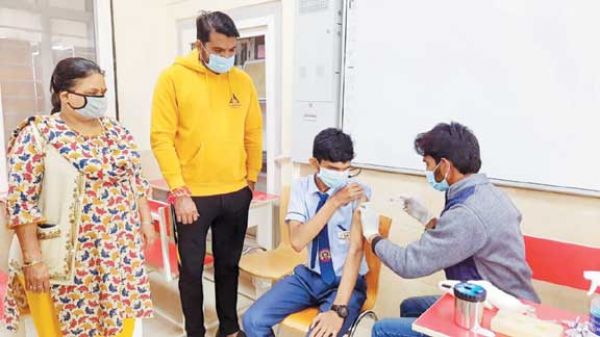 शासकीय बीपी पुजारी इंग्लिश मीडियम स्कूल में वैक्सीनेशन