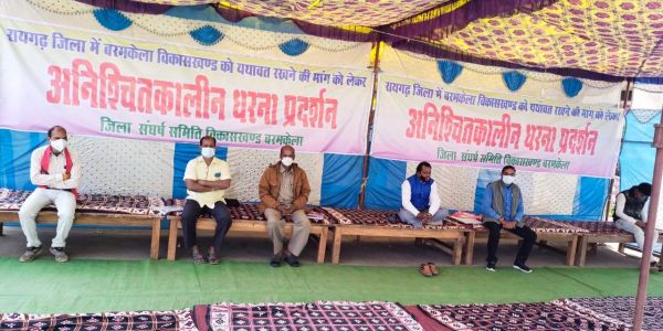 कोरोना के बीच बरमकेलावासियों का आंदोलन जारी