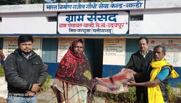 14 गांवों के जरूरतमंदों को बांटे कंबल