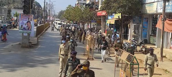 कोरोना के प्रति जागरूकता लाने बस्तर पुलिस ने निकाला फ्लैग मार्च